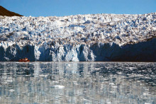 Kolaps ľadovcov v Grónsku je podľa najnovšej vedeckej správy blízko svojho bodu zlomu.