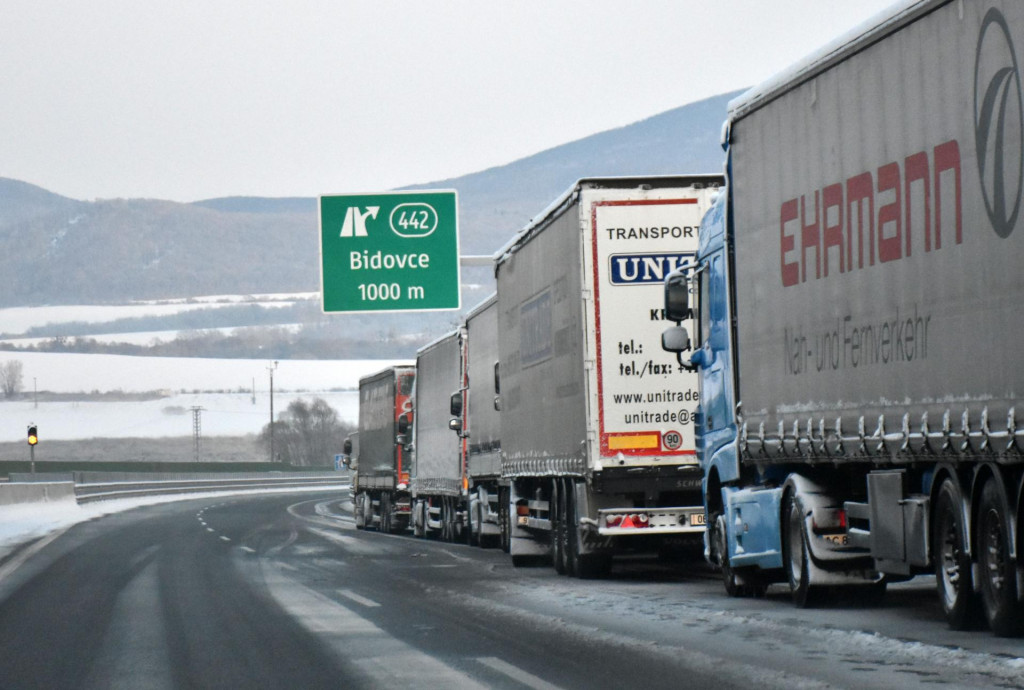 Odstavené kamióny prichádzajúce po diaľnici D1 v smere od mesta Prešov stoja za sebou, v jednom jazdnom pruhu na diaľnici D1, od zjazdu z diaľnice pri obci Bidovce. FOTO: TASR/Roman Hanc