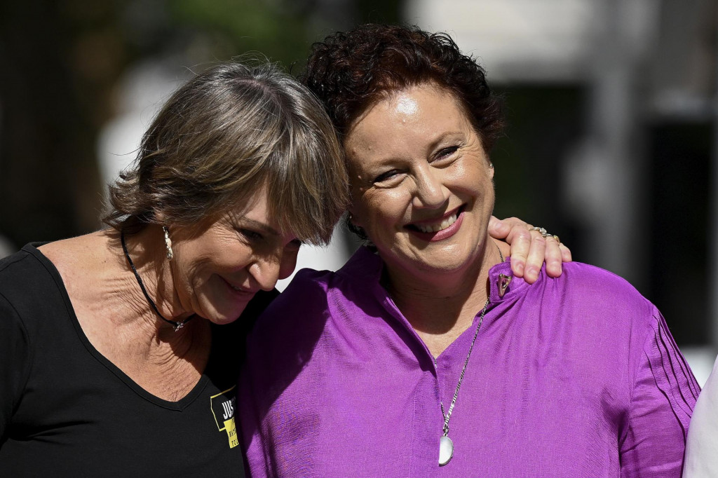 Kathleen Folbiggová (vpravo) sa objíma so svojou kamarátkou Tracy Chapmanovou. FOTO: TASR/AP