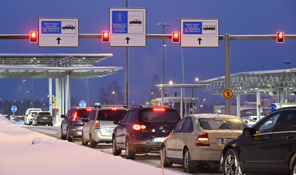 Vozidlá v premávke smerom do Ruska na znovu otvorenom hraničnom priechode Vaalimaa medzi Fínskom a Ruskom. FOTO: Reuters