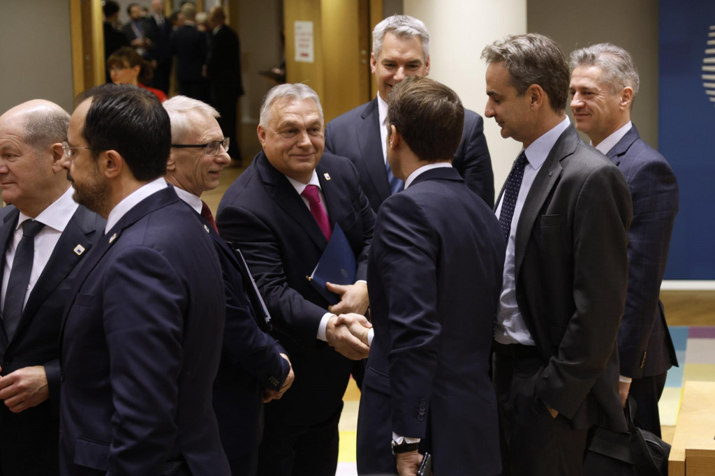 Maďarský premiér Viktor Orbán si podáva ruku s francúzskym prezidentom Emmanuelom Macronom počas rokovania za okrúhlym stolom na summite EÚ v budove Európskej rady v Bruseli. FOTO: TASR/AP