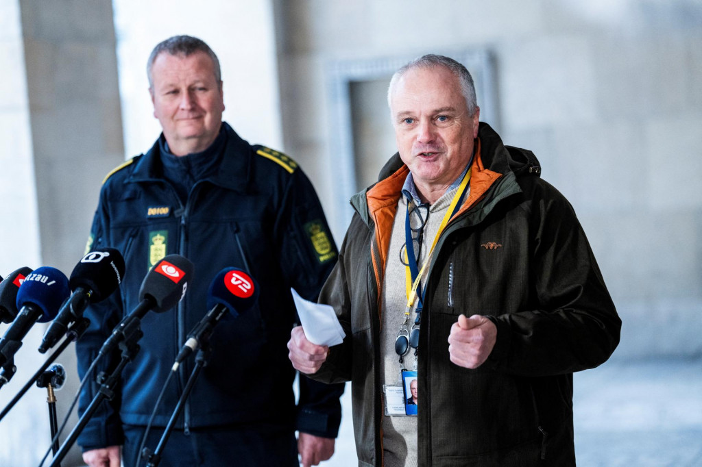 Hlavný policajný inšpektor a operačný šéf PET Flemming Drejer a hlavný policajný inšpektor a vedúci pohotovostných služieb v kodanskej polícii Peter Dahl poskytujú tlačovú správu o koordinovanej policajnej akcii. FOTO: Reuters