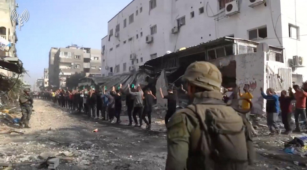 Izraelskí vojaci stoja na stráži. FOTO: Reuters