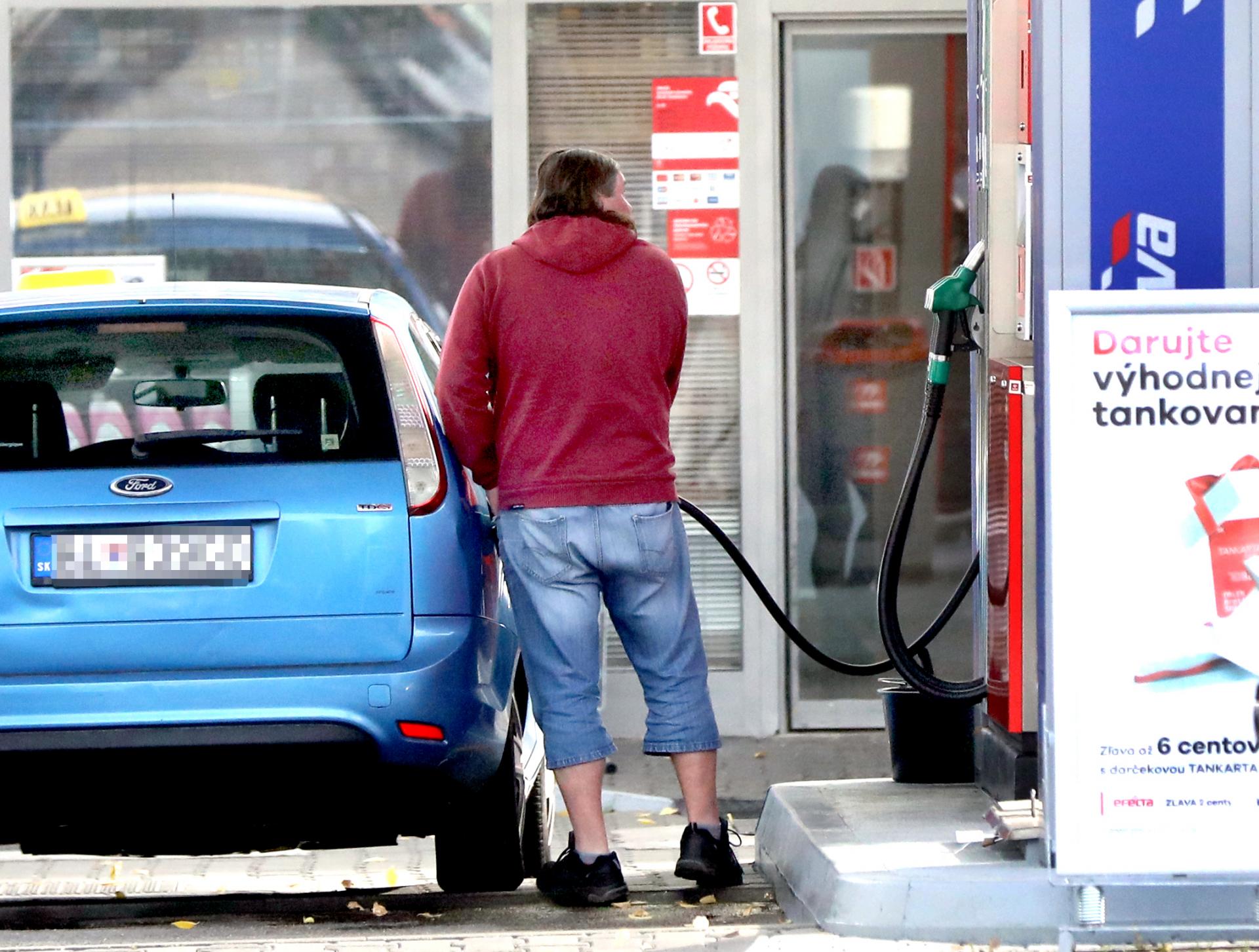 Ceny benzínov a nafty sa v minulom týždni znížili