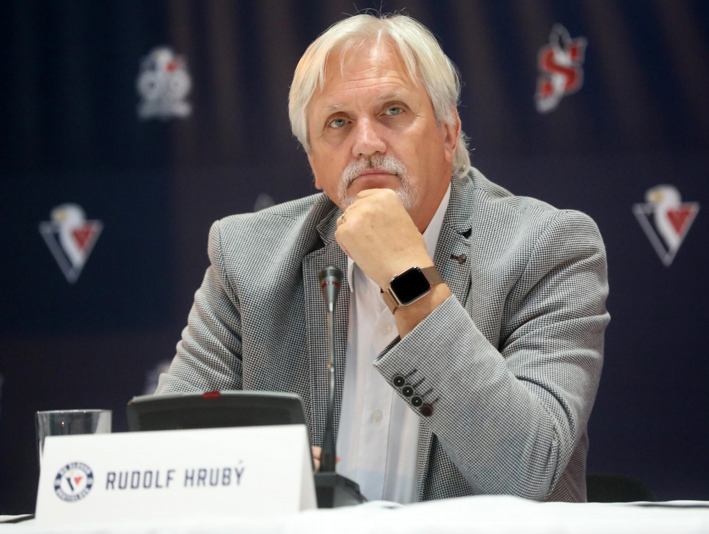 Rudolf Hrubý počas tlačovej konferencie, na ktorej oznámil majetkové prevzatie klubu HC Slovan Bratislava. FOTO: HN/Pavol Funtál