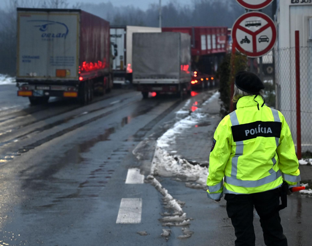 Únia autodopravcov Slovenska v piatok 1. decembra zablokovala hraničný priechod Vyšné Nemecké - Užhorod. FOTO: TASR/Roman Hanc