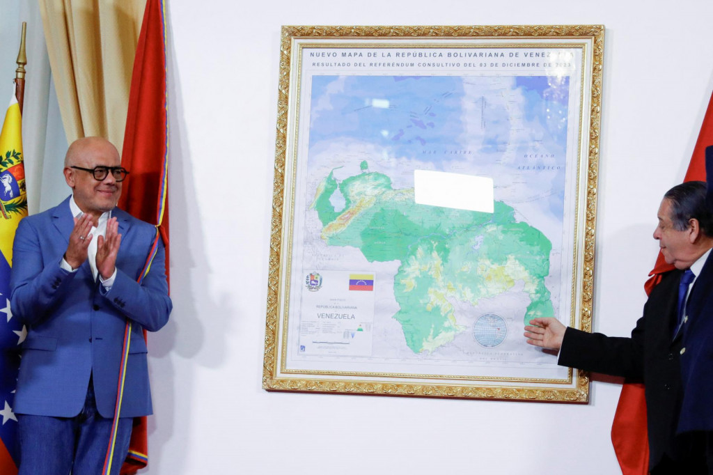 Predseda venezuelského Národného zhromaždenia Jorge Rodriguez sa zúčastňuje na podujatí, ktorého cieľom je odhaliť mapu Venezuely, na ktorej je zobrazený sporný región Esequibo ako súčasť krajiny. FOTO: Reuters