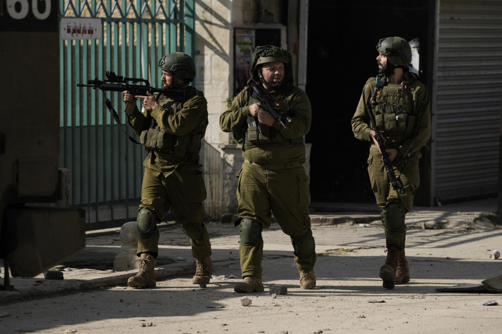 Izraelskí vojaci počas izraelskej vojenskej razie. FOTO: TASR/AP