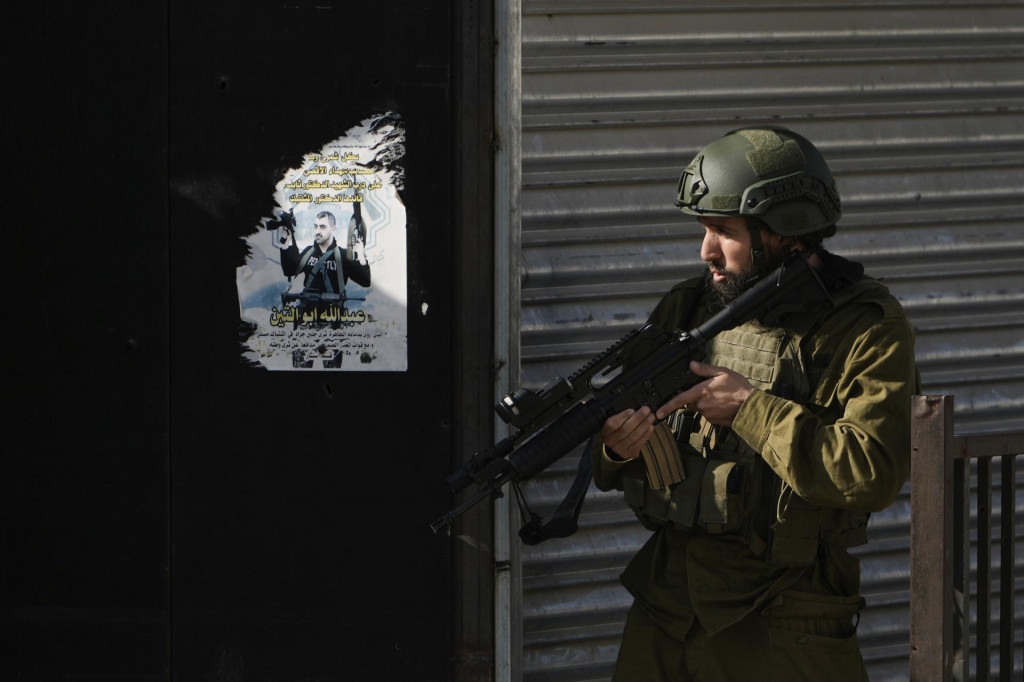 Izraelský vojak počas izraelskej vojenskej razie. FOTO: TASR/AP
