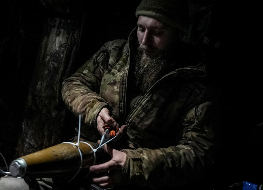 Ukrajinský vojak pripravuje výbušné zariadenie pre kamikadze FPV dron blízko frontovej línie. FOTO: Reuters