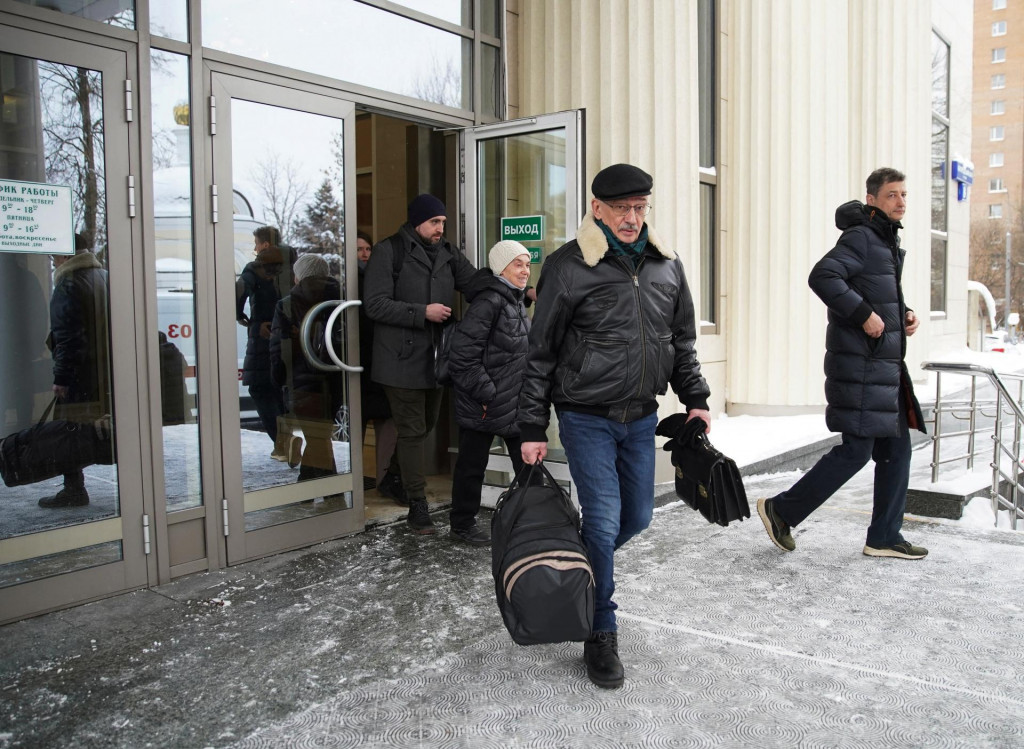 Ruský veteránsky bojovník za ľudské práva Oleg Orlov opúšťa budovu súdu po odvolacom pojednávaní v Moskve. FOTO: Reuters
