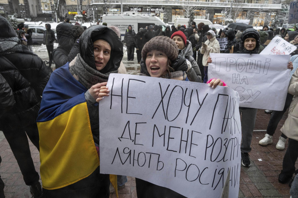 Aktivistky držia transparent s nápisom ”Nechceme park, kde nás Rusi zabijú” počas protestu pred radnicou v Kyjeve. FOTO: TASR/AP