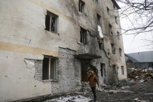 Obytná budova poškodená útokom ruského dronu. FOTO: Reuters