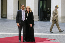 Talianska premiérka Giorgia Meloniová (vpravo) a britský premiér Rishi Sunak počas stretnutia v Ríme. FOTO: TASR/AP