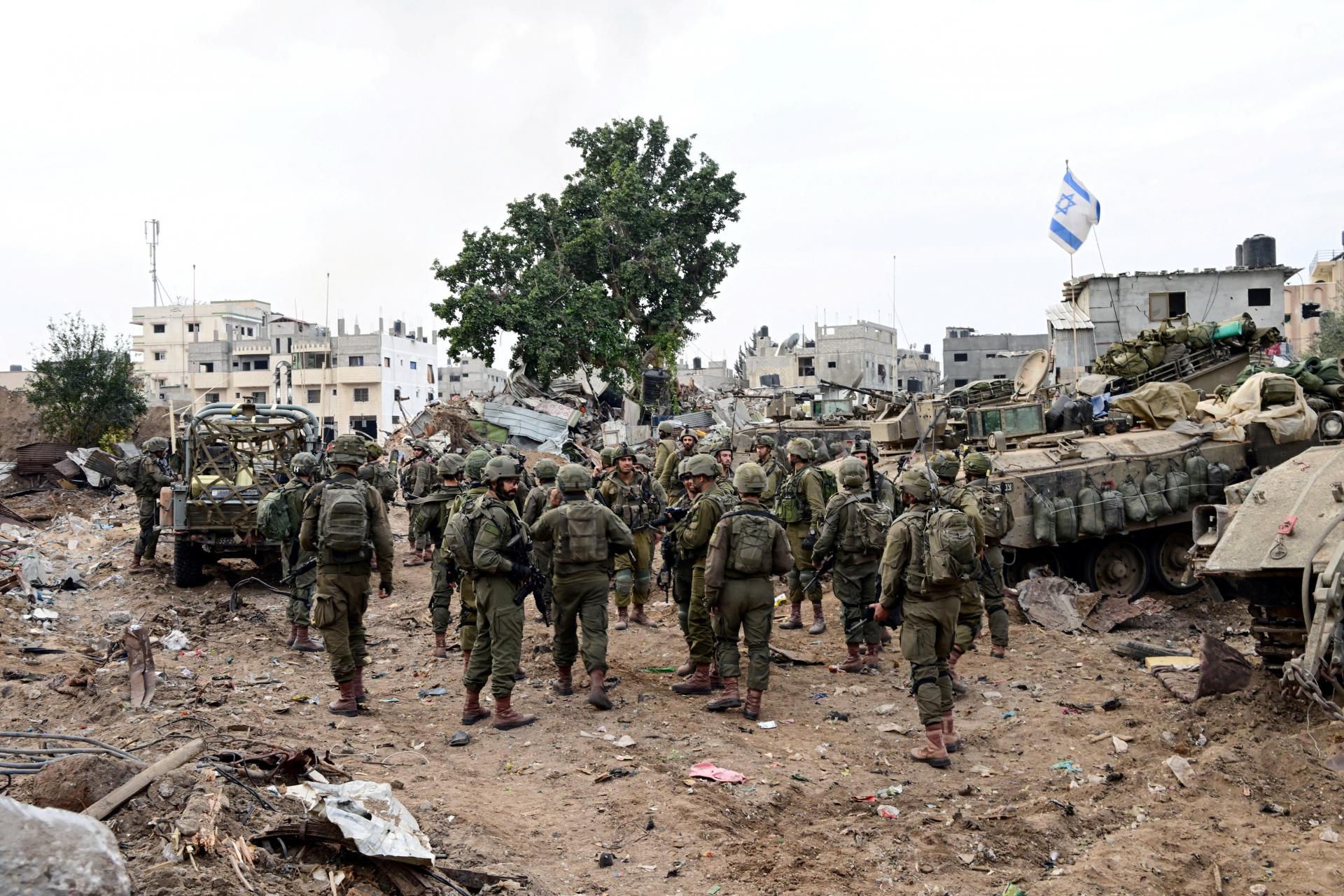Útoky na Pásmo Gazy pokračovali aj počas noci, izraelská armáda hlási dvoch mŕtvych vojakov