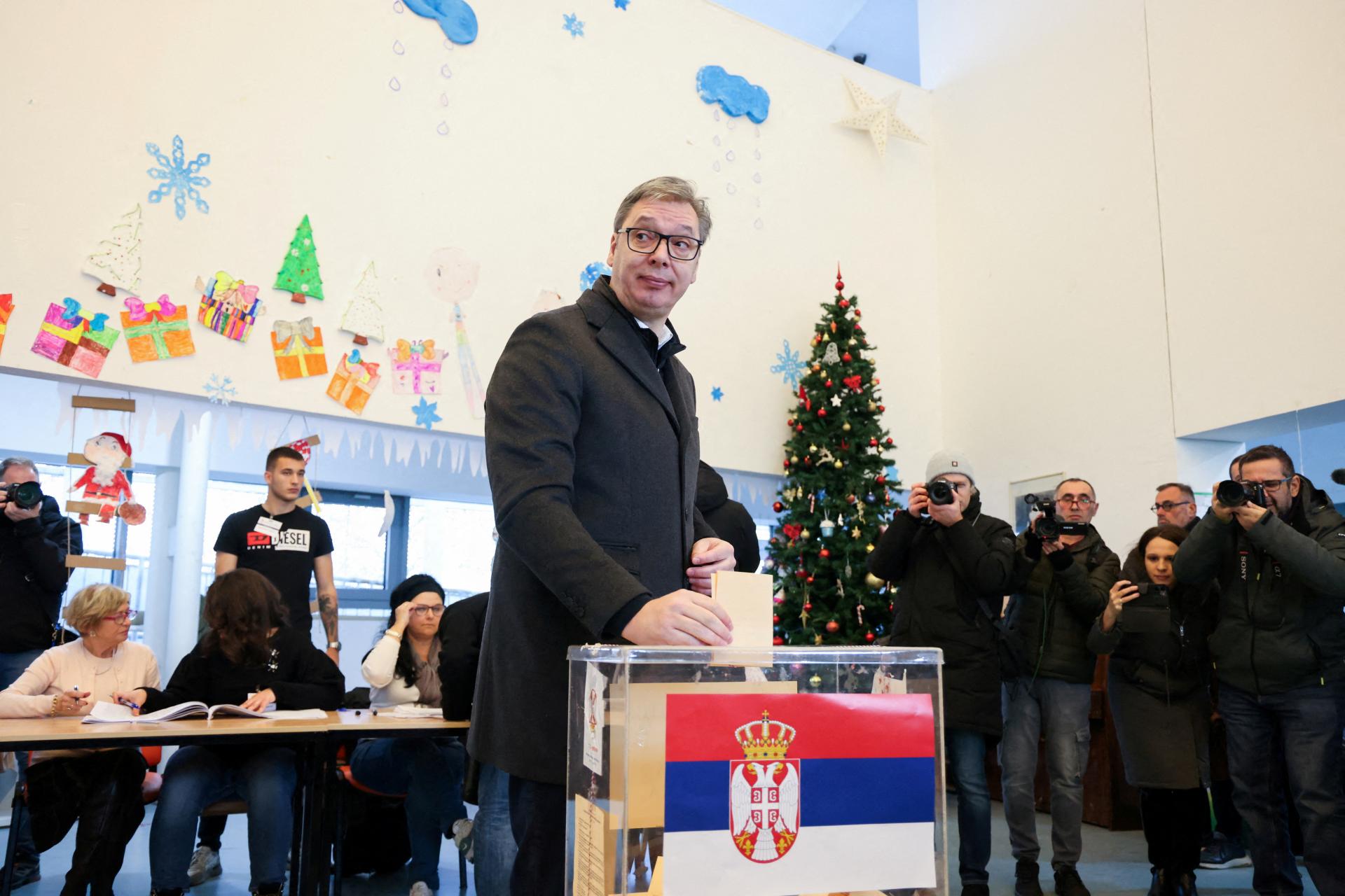 V Srbsku sa konajú parlamentné voľby, favoritom na víťaza je strana prezidenta Vučiča