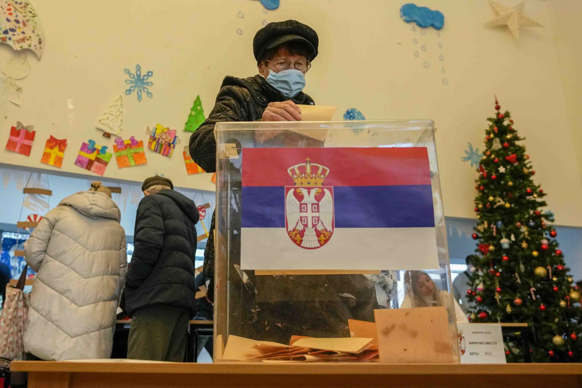 Predčasné voľby v Srbsku vyhrala opäť SNS prezidenta Vučiča