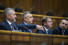 Na snímke vľavo predseda NR SR Peter Pellegrini, podpredsedovia parlamentu, Andrej Danko (tretí sprava), Ľuboš Blaha (vpravo) a Peter Žiga (druhý sprava). FOTO: TASR/J. Kotian