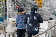 Lyžiari prechádzajú na vlek cez kontrolu lyžiarskych pasov počas prvej sezónnej víkendovej lyžovačky v lyžiarskom stredisku Ski Drienica. FOTO: TASR/Veronika Mihaliková