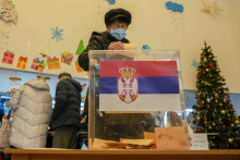 Žena vhadzuje vhadzuje hlasovací lístok počas predčasných parlamentných volieb v Belehrade. FOTO: TASR/AP