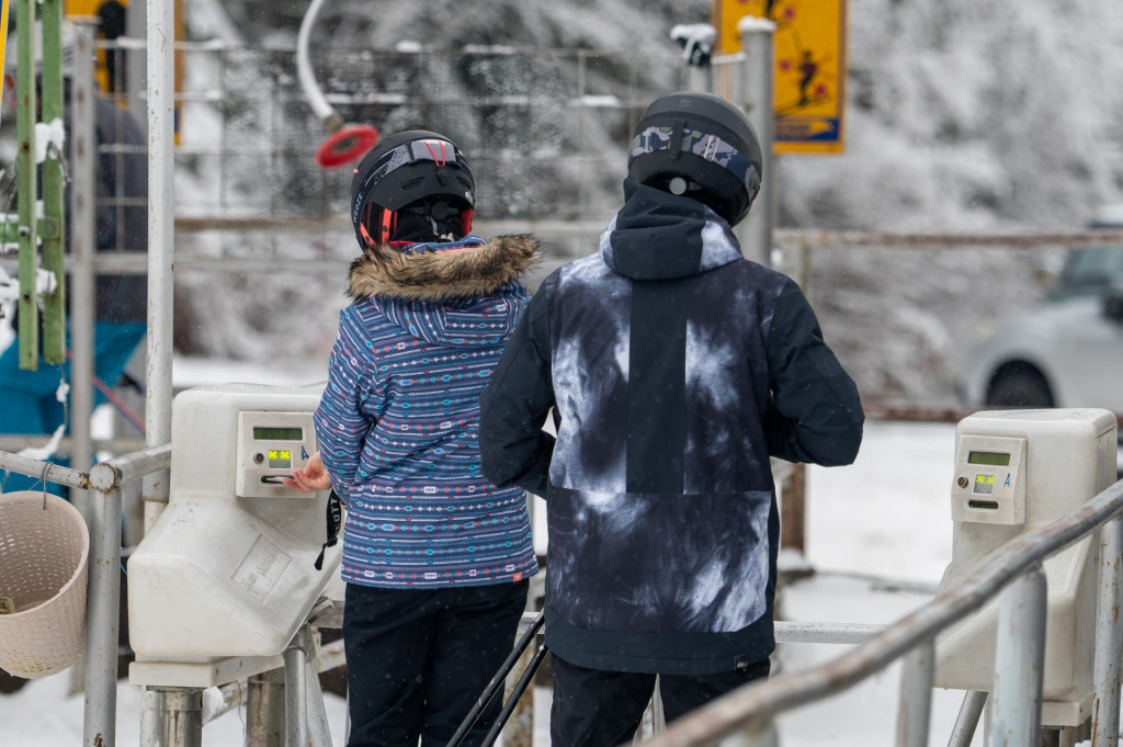 Lyžiari prechádzajú na vlek cez kontrolu lyžiarskych pasov počas prvej sezónnej víkendovej lyžovačky v lyžiarskom stredisku Ski Drienica. FOTO: TASR/Veronika Mihaliková