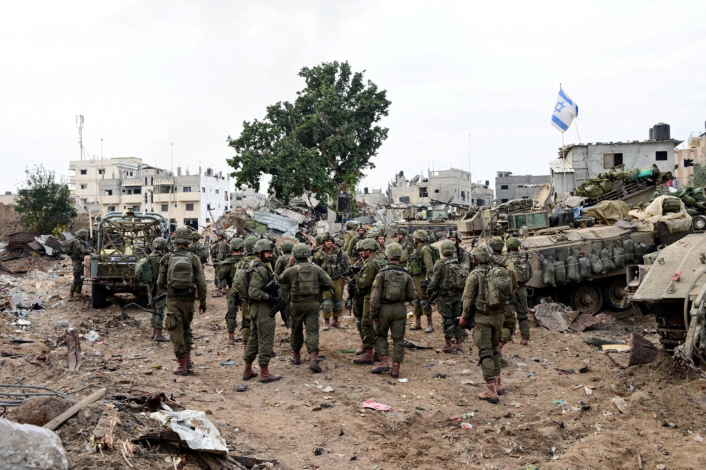 Izraelskí vojaci operujú v meste Gaza. FOTO: REUTERS/IDF