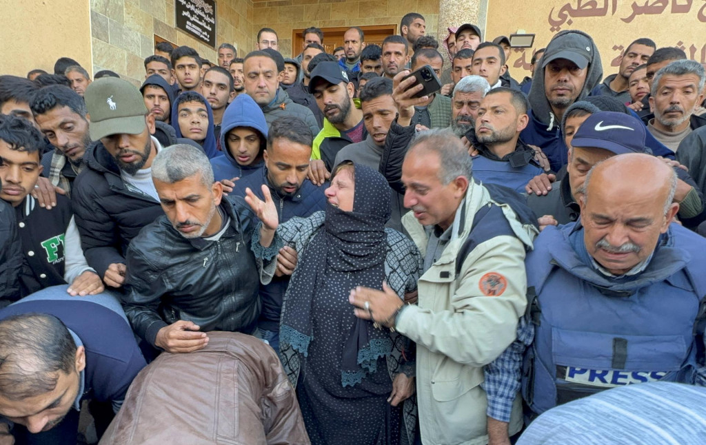 Smútiaci reagujú na pohreb kameramana al-Džazíry Samera Abu Daqqa, ktorý bol podľa arabského vysielania zabitý v piatok pri útoku izraelského bezpilotného lietadla. FOTO: REUTERS