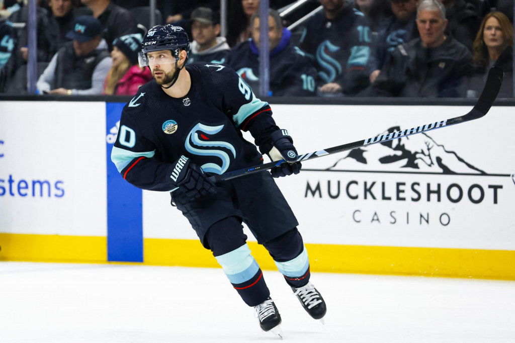 Útočník Seattle Kraken Tomáš Tatar korčuľuje počas druhej tretiny proti Los Angeles Kings v Climate Pledge Arena. FOTO: USA TODAY/Joe Nicholson