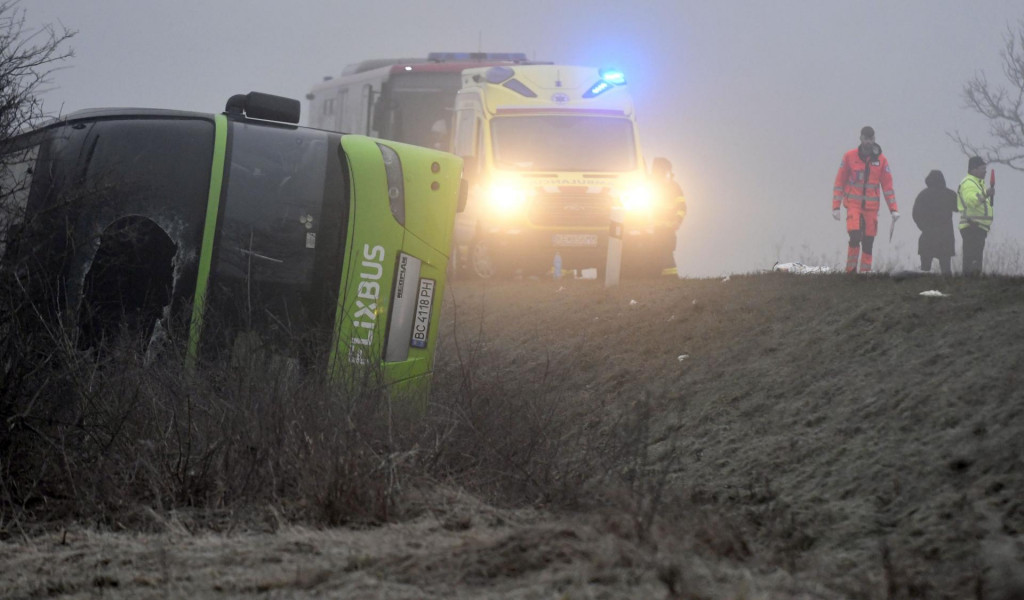 Nehoda autobusu z Ukrajiny pred obcou Dargov v okrese Trebišov. FOTO: TASR/Roman Hanc