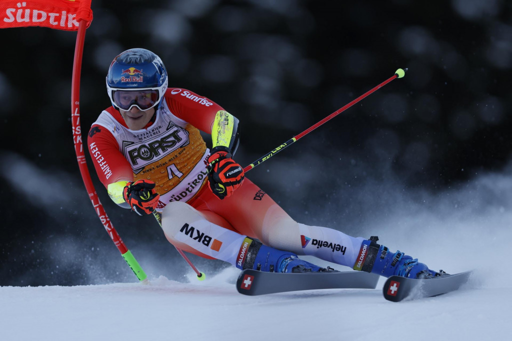 Švajčiar Marco Odermatt na trati v 1. kole obrovského slalomu Svetového pohára alpských lyžiarov v talianskom stredisku Alta Badia. FOTO: TASR/AP
