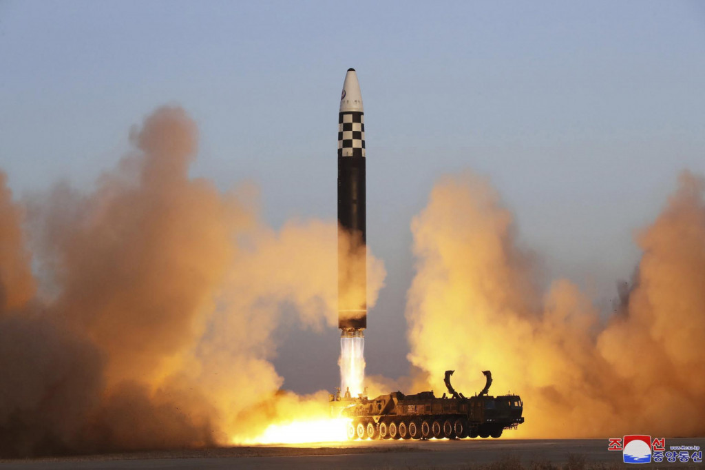 Medzikontinentálna balistická raketa počas odpaľovacieho cvičenia na medzinárodnom letisku v severokórejskom Pchjongjangu v marci 2023. FOTO: TASR/AP
