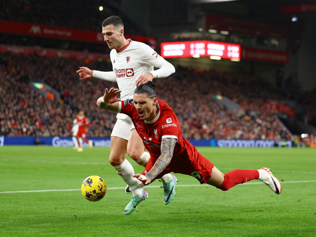 Darwin Nunez z Liverpoolu v akcii s Diogom Dalotom z Manchestru United. FOTO: REUTERS