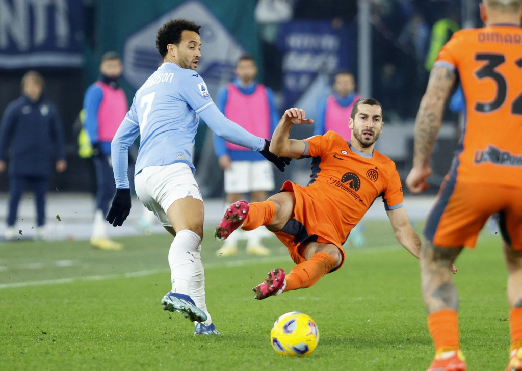Felipe Anderson z Lazia v akcii s Henrikhom Mkhitaryanom z Interu Miláno. FOTO: REUTERS