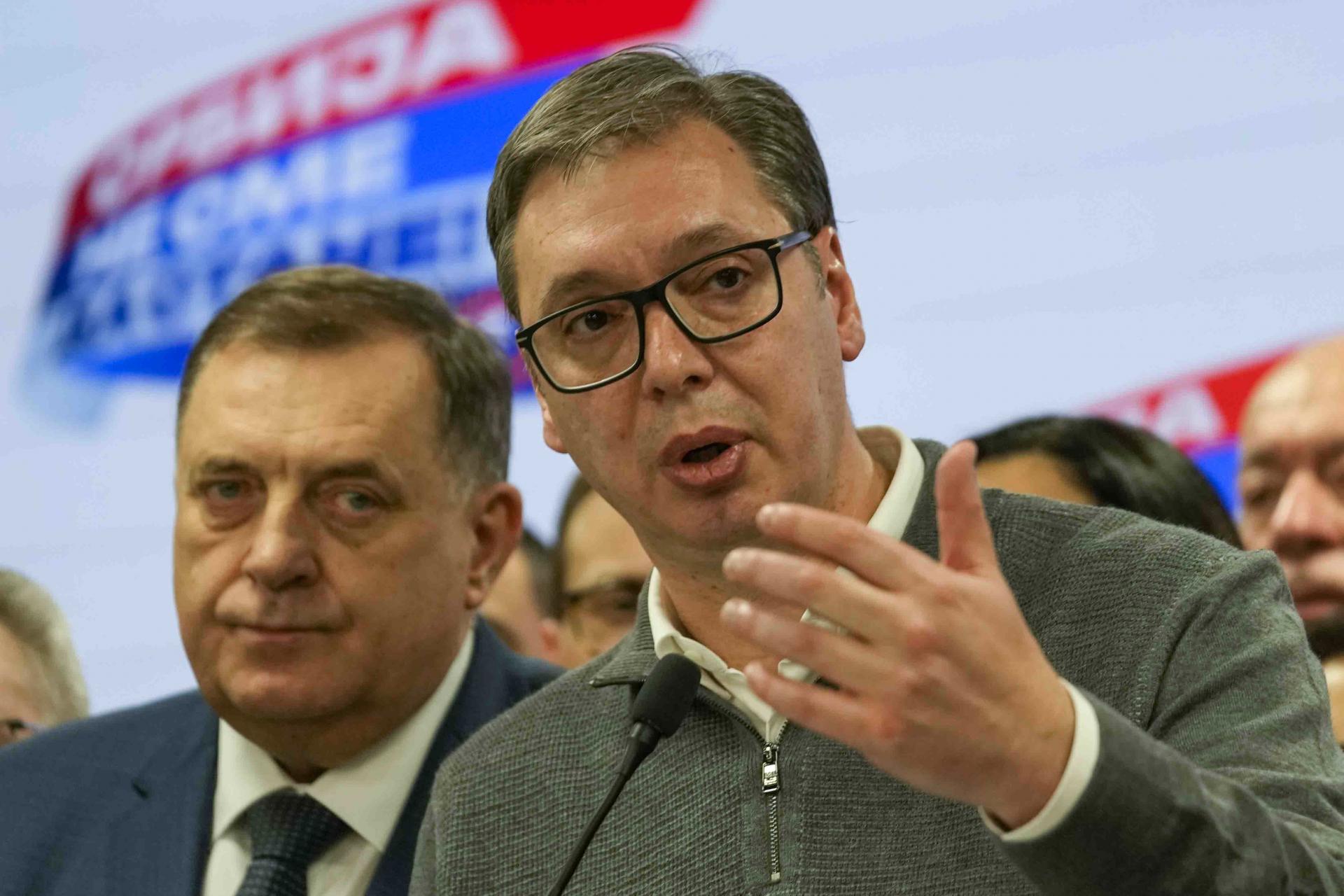 Nerovný boj a prítomnosť Vučiča v kampani. Zástupcovia medzinárodných organizácií kritizujú srbské voľby