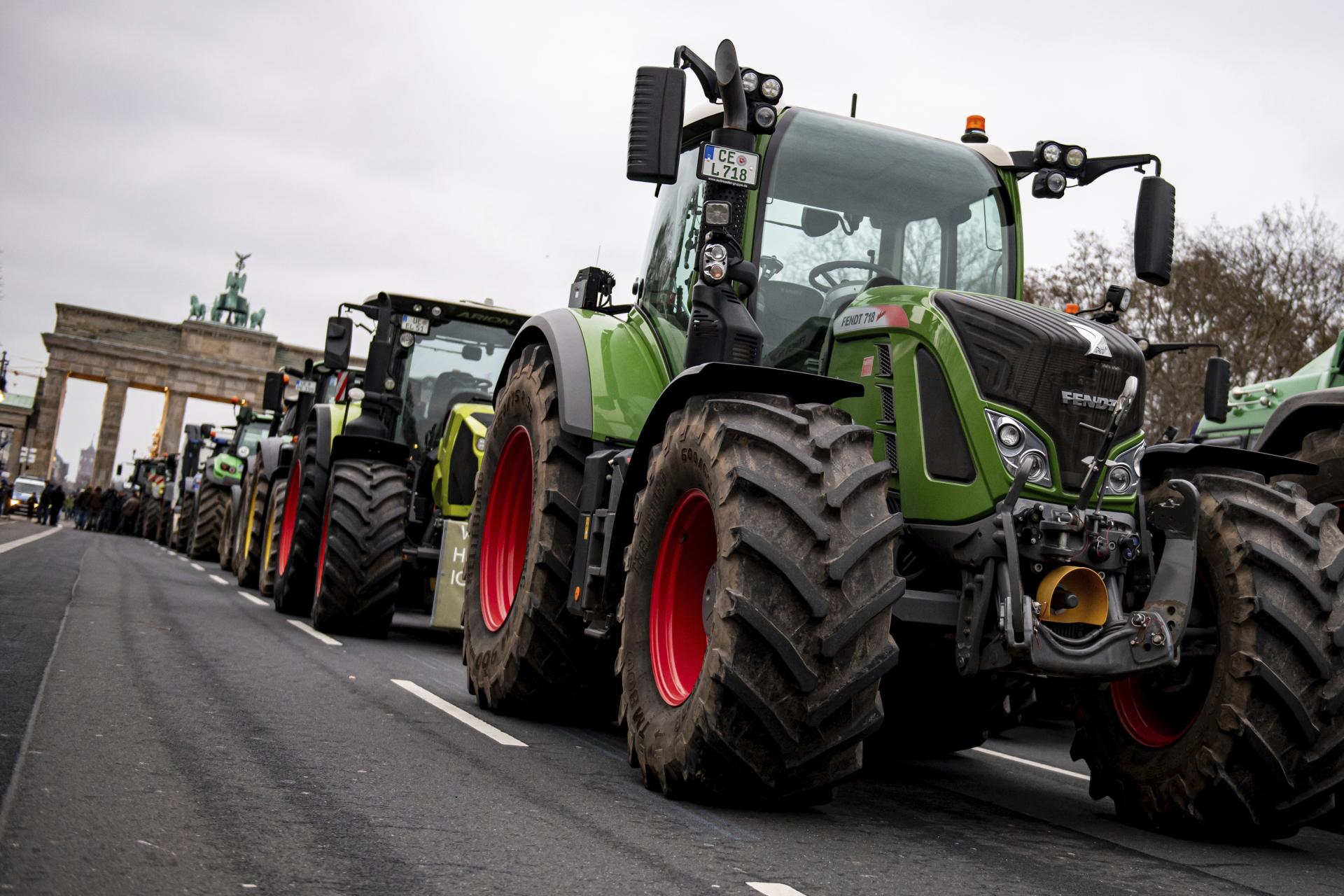 Nemeckí poľnohospodári sa vydali do ulíc Berlína na traktoroch. Proti škrtom hrozia celoštátnymi štrajkami