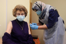 Pacient dostáva prvú z dvoch injekcií s dávkou vakcíny Pfizer-BioNtech covid-19. FOTO: Reuters