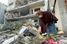 Palestínska žena kontroluje miesto izraelského útoku na dom v meste Chán Júnis na južnom pásme Gazy. FOTO: Reuters