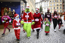 Bežci oblečení vo vianočných kostýmoch sa zúčastňujú na 16. ročníku vianočného behu v Lausanne.