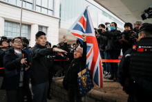 Podporovateľ Jimmyho Laia máva britskou vlajkou pred magistrátnym súdom v Hongkongu. FOTO: Reuters