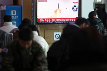 Ľudia sledujú spravodajskú správu o Severnej Kórei. FOTO: Yonhap/Reuters
