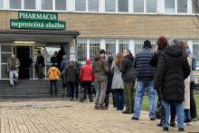 Ľudia čakajú v rade po vianociach pred Univerzitnou lekárňou v Ružinove 26. decembra 2022 v Bratislave. FOTO: TASR/Pavol Zachar