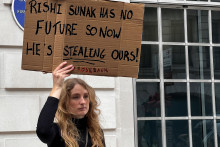 Klimatická aktivistka pred britským ministerstvom energetiky protestuje proti ťažbe ropy a zemného plynu v ložisku Rosebank. „Rishi Sunak nemá vlastnú budúcnosť, tak nám kradne našu,“ hlása transparent. FOTO: Reuters