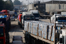Nákladné autá prevážajúce pomoc na hraniciach v Rafahu. FOTO: Reuters