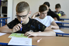 Na snímke piataci počas celoslovenského testovania žiakov. FOTO: TASR/Roman Hanc