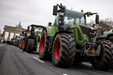 Nemeckí farmári s traktormi sa zúčastňujú na proteste, ktoré organizuje nemecké združenie poľnohospodárov v Berlíne. FOTO: TASR/AP

