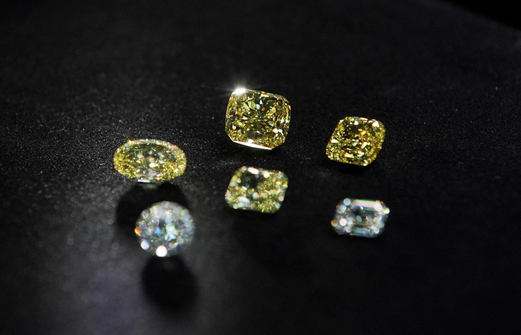 Leštené bezfarebné a žlté diamanty vyrobené v továrni Diamonds of ALROSA v Moskve. FOTO: Reuters