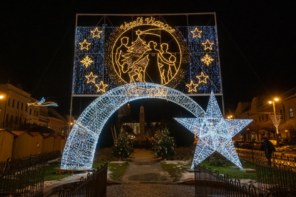 Vianočné osvetlenie v centre mesta Prešov. FOTO: TASR/Veronika Mihaliková
