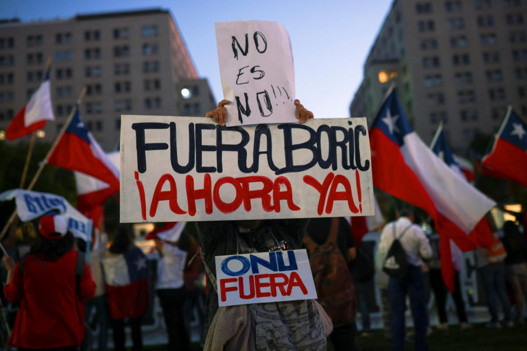 Ľudia v Santiagu demonštrujú proti navrhovanej novej ústave. FOTO: Reuters​