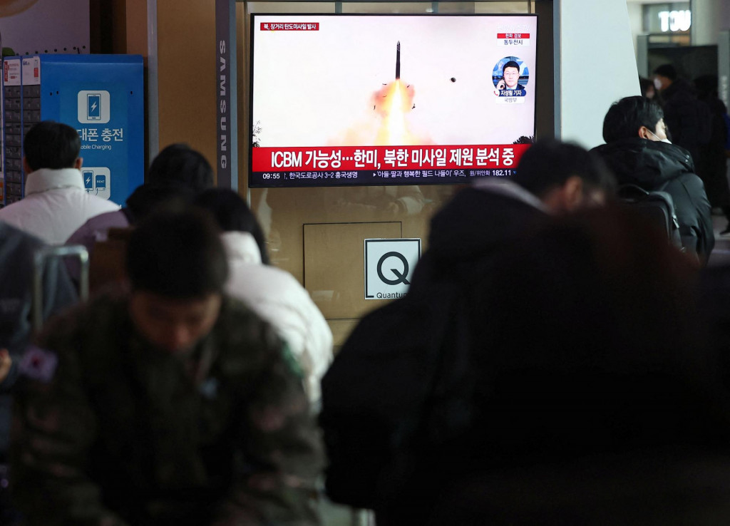 Ľudia sledujú spravodajskú správu o Severnej Kórei. FOTO: Yonhap/Reuters