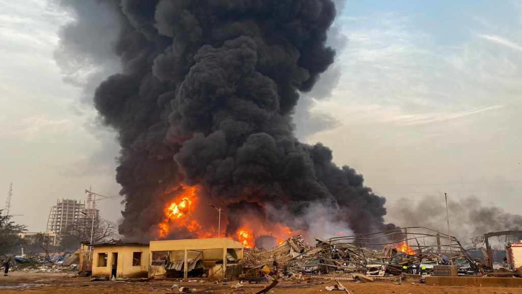 Po výbuchu v ropnom termináli v Konakry v Guinei horí oheň. FOTO: Reuters